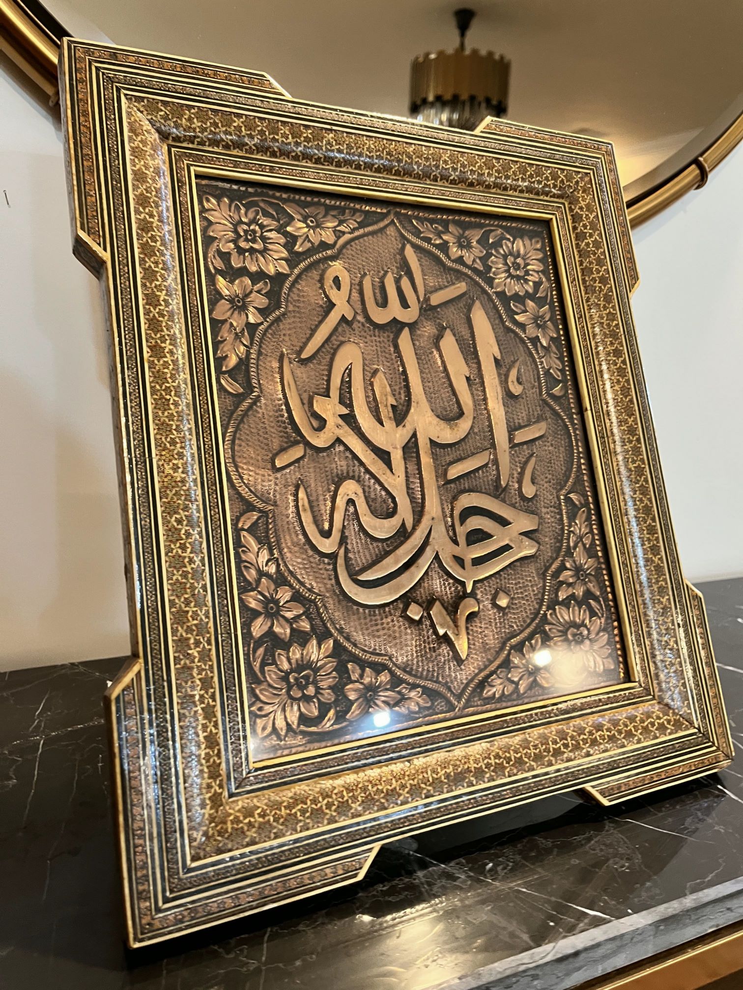 تابلوی نفیس قلم‌زنی با قاب خاتم‌کاری
